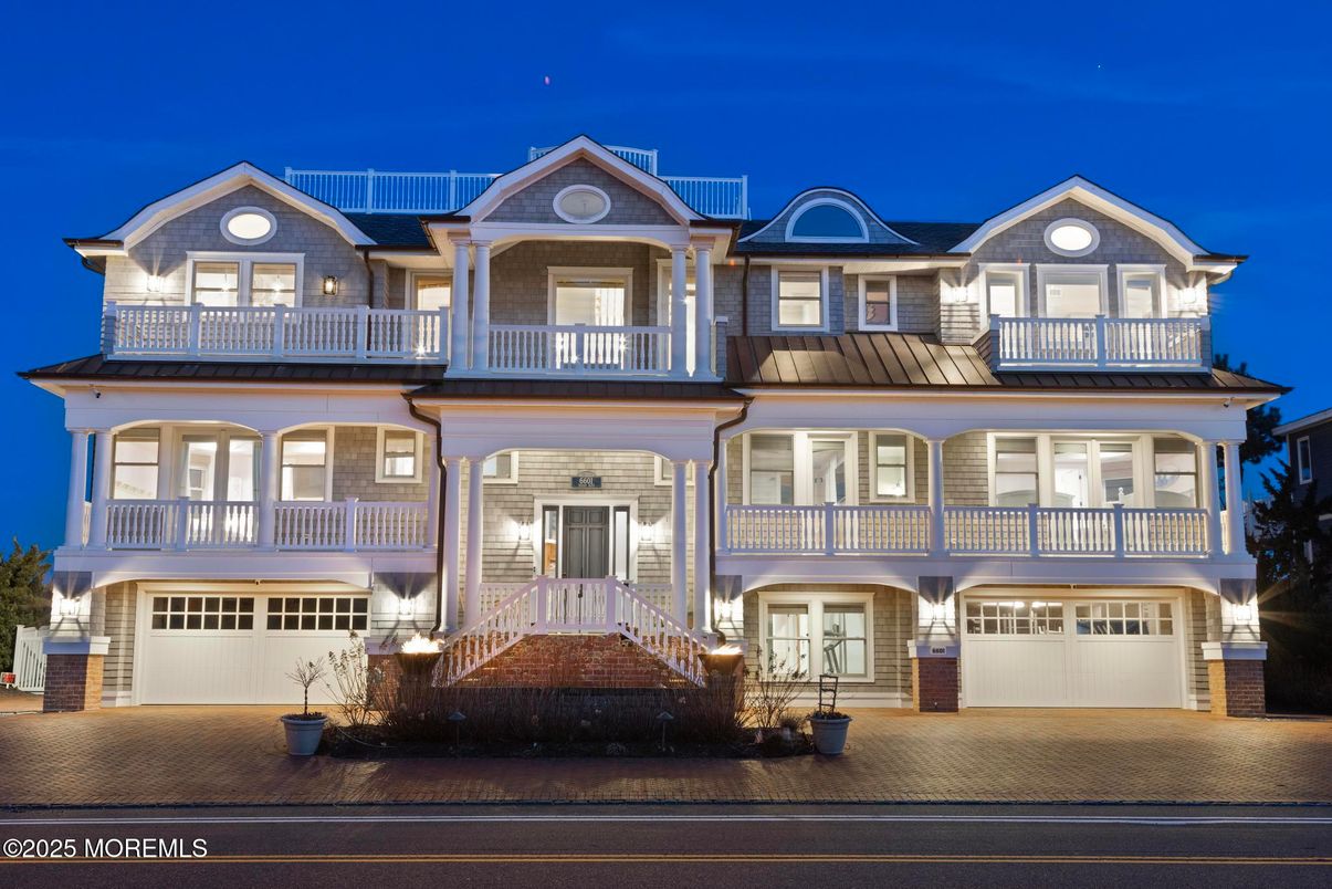 Attached, Exterior, Facade, Queen Anne Victorian