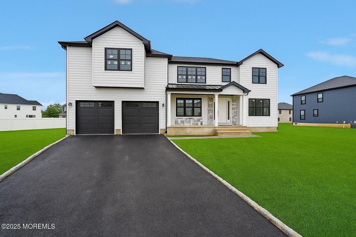 Attached, Exterior, Facade, Farmhouse