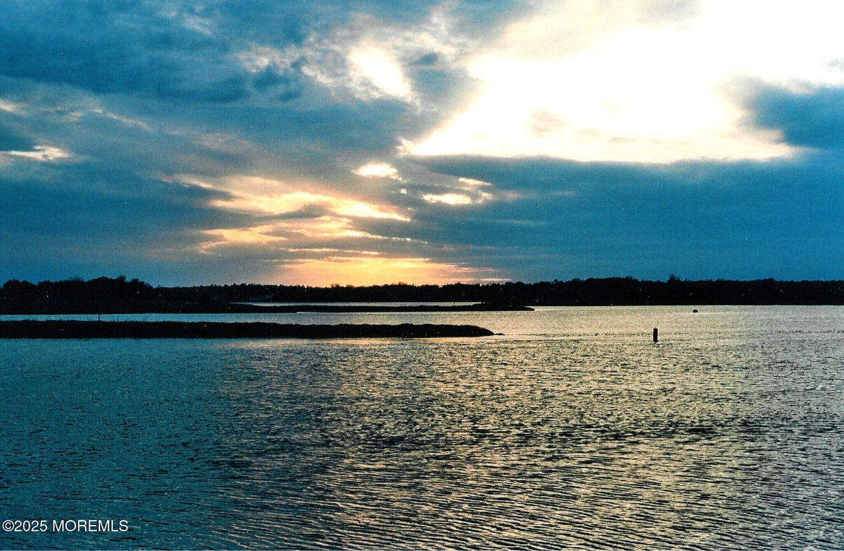 Exterior, Lake