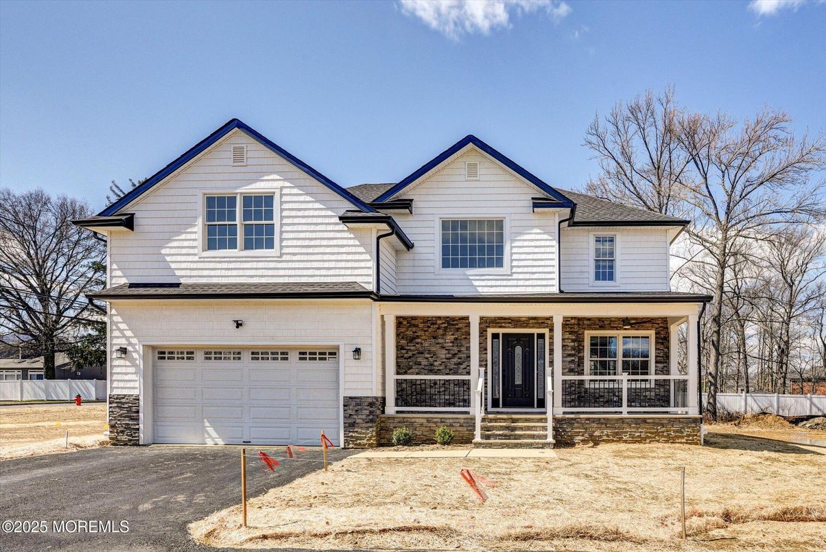 Attached, Exterior, Facade, Farmhouse