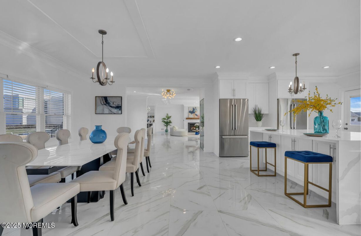 Chandelier, Dining room, Interior, Kitchen, Marble, Pendant Lights, Recessed Lighting, Stainless Steel Appliances