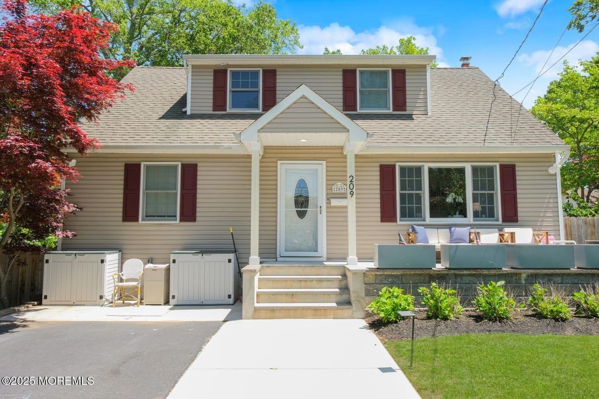 Exterior, Facade, Cape Cod