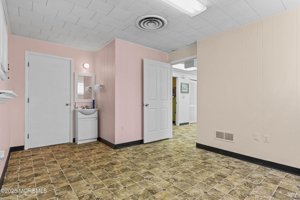 Empty room, Interior