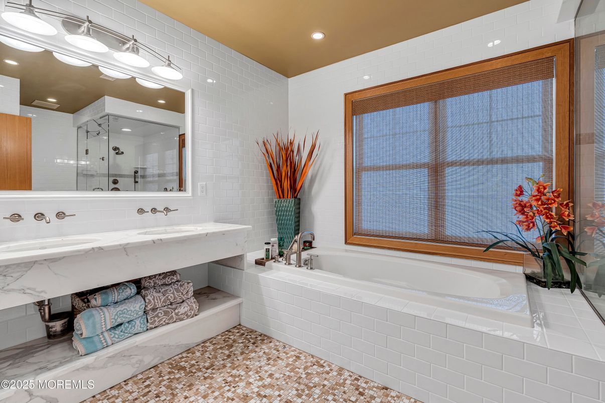 Bathroom, Interior, Recessed Lighting