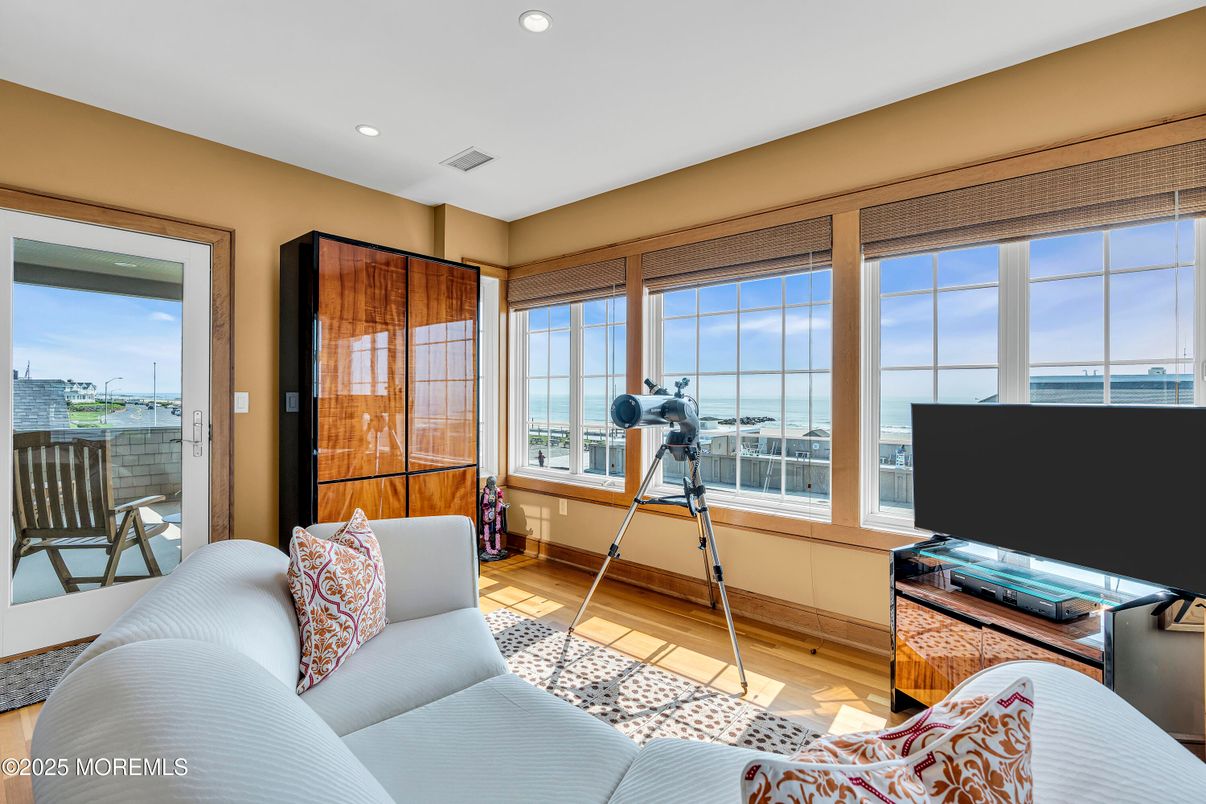 Interior, Recessed Lighting, Water, Wood Texture Flooring
