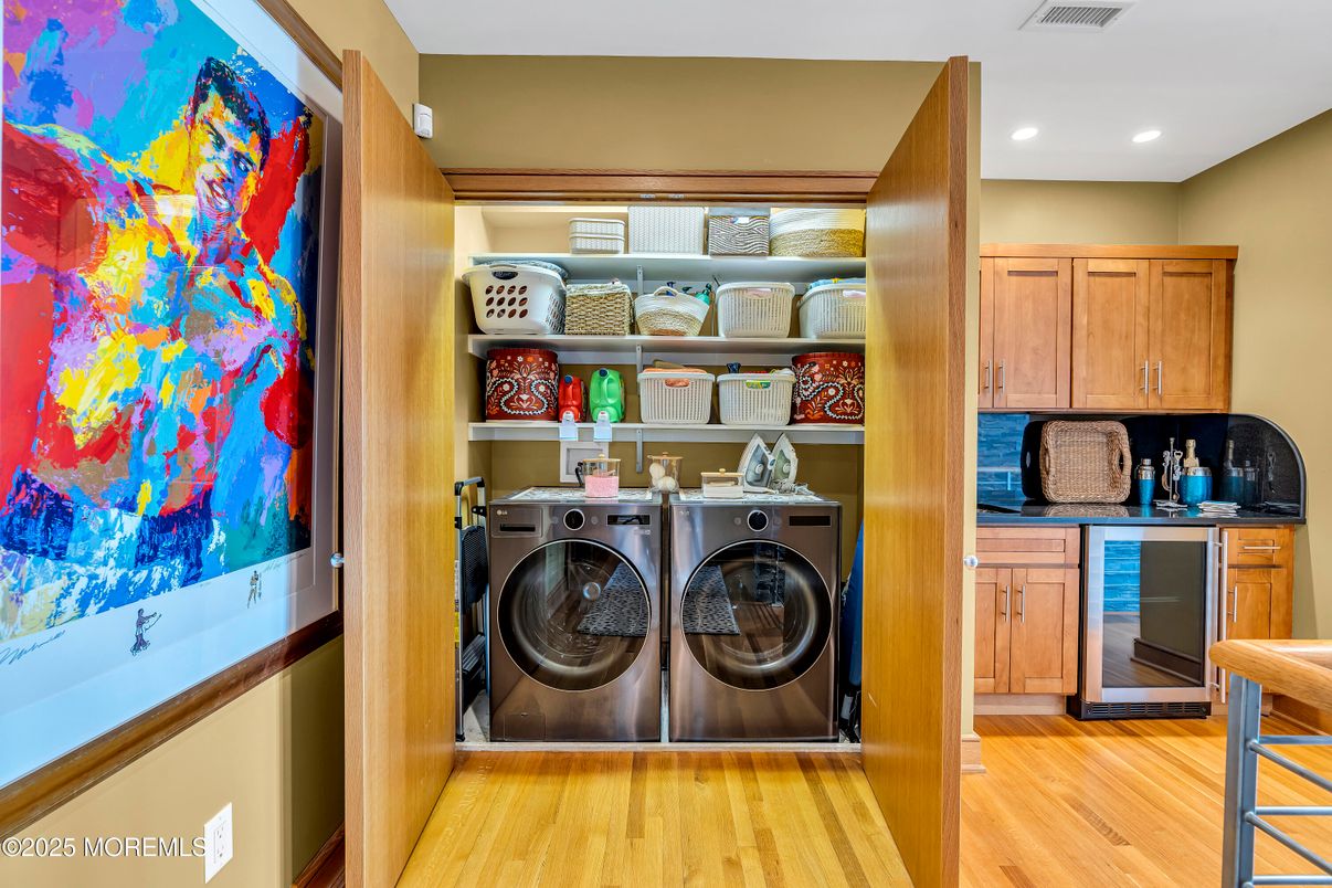 Interior, Recessed Lighting, Washer, Wood Texture Flooring