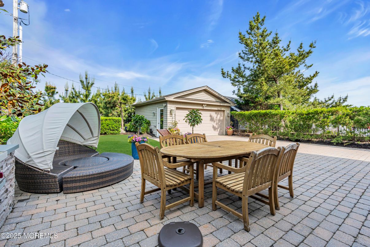 Detached Garage, Exterior