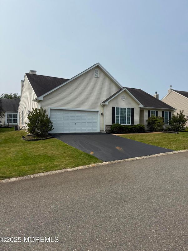 Attached, Exterior, Facade, Ranch