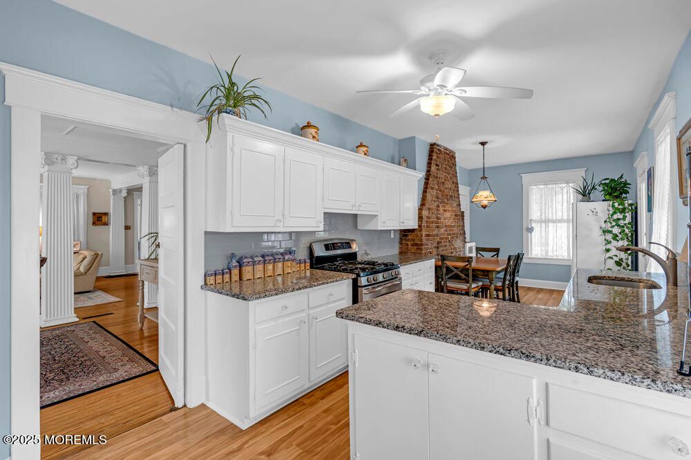 Dining room, Interior, Kitchen, Pendant Lights, Wood Texture Flooring