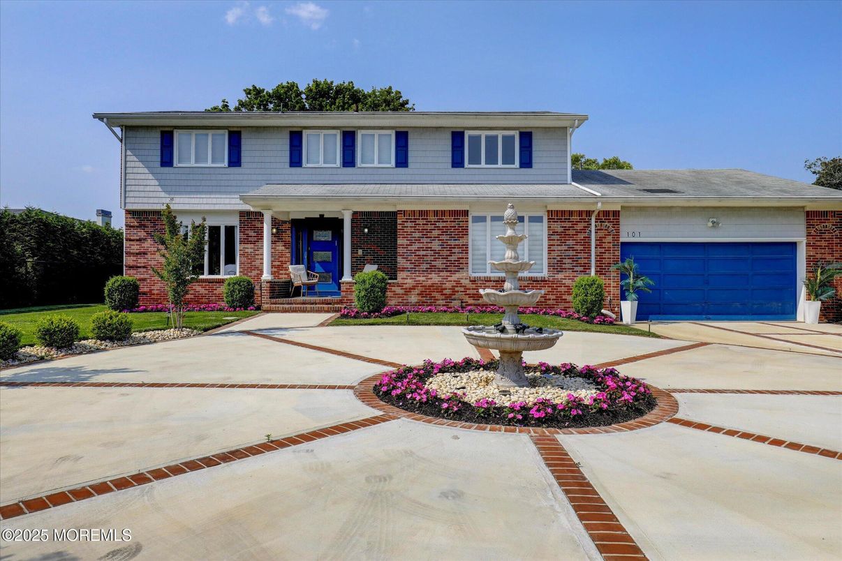 Attached, Exterior, Facade, Brick Facade, Split Level