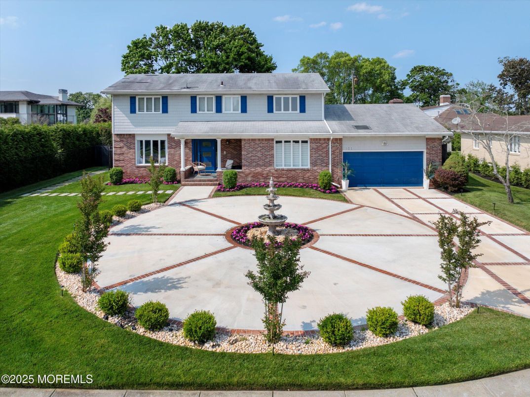 Attached, Exterior, Facade, Brick Facade, Split Level