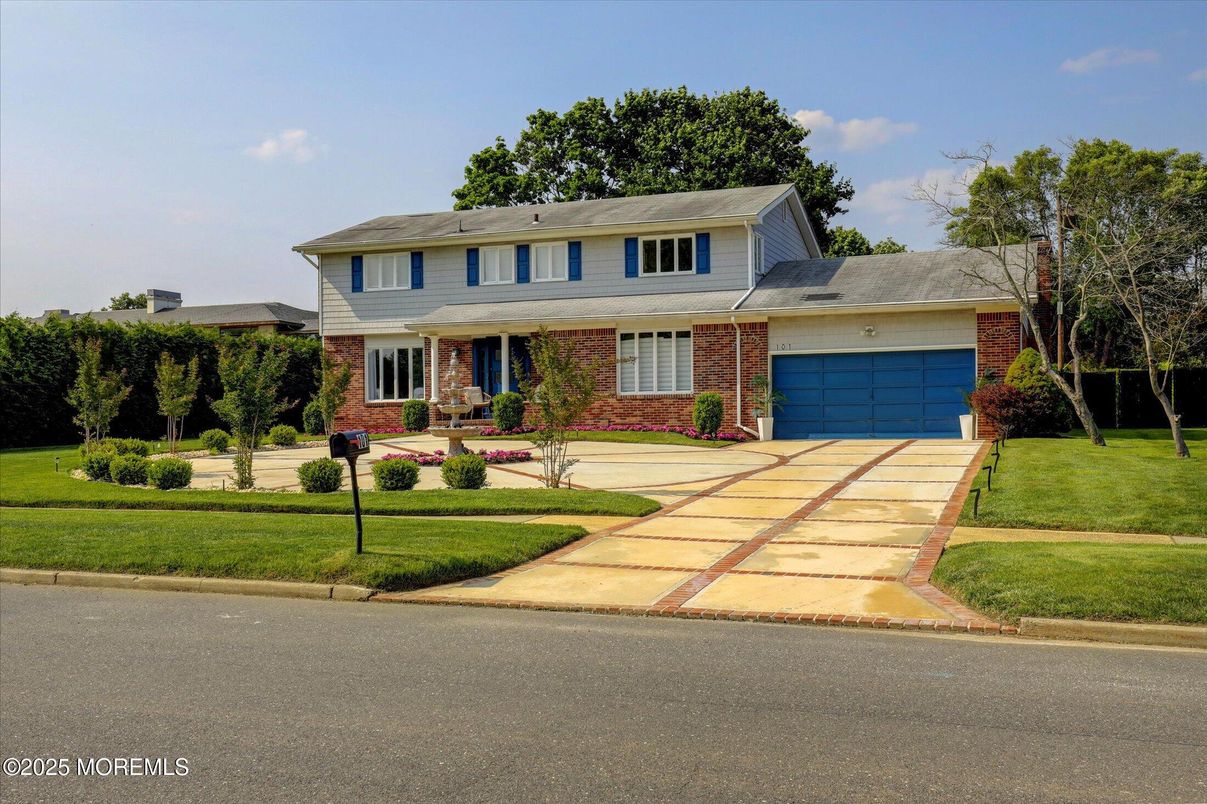 Attached, Exterior, Facade, Brick Facade, Split Level