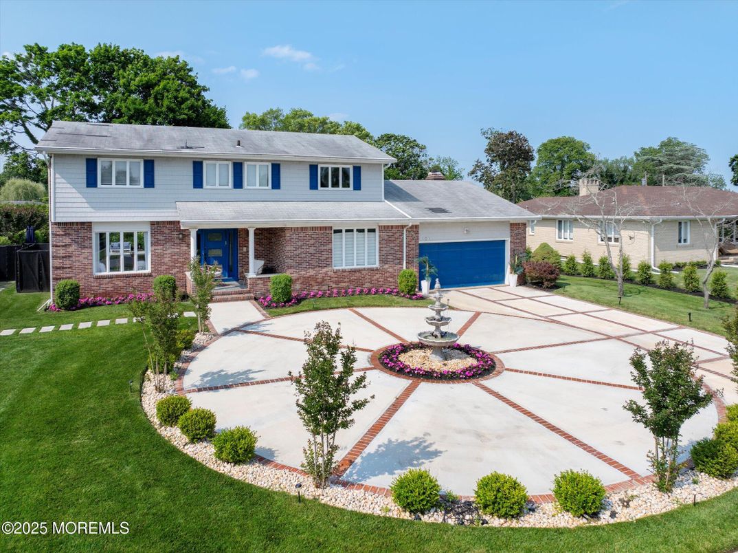 Attached, Exterior, Facade, Brick Facade, Split Level