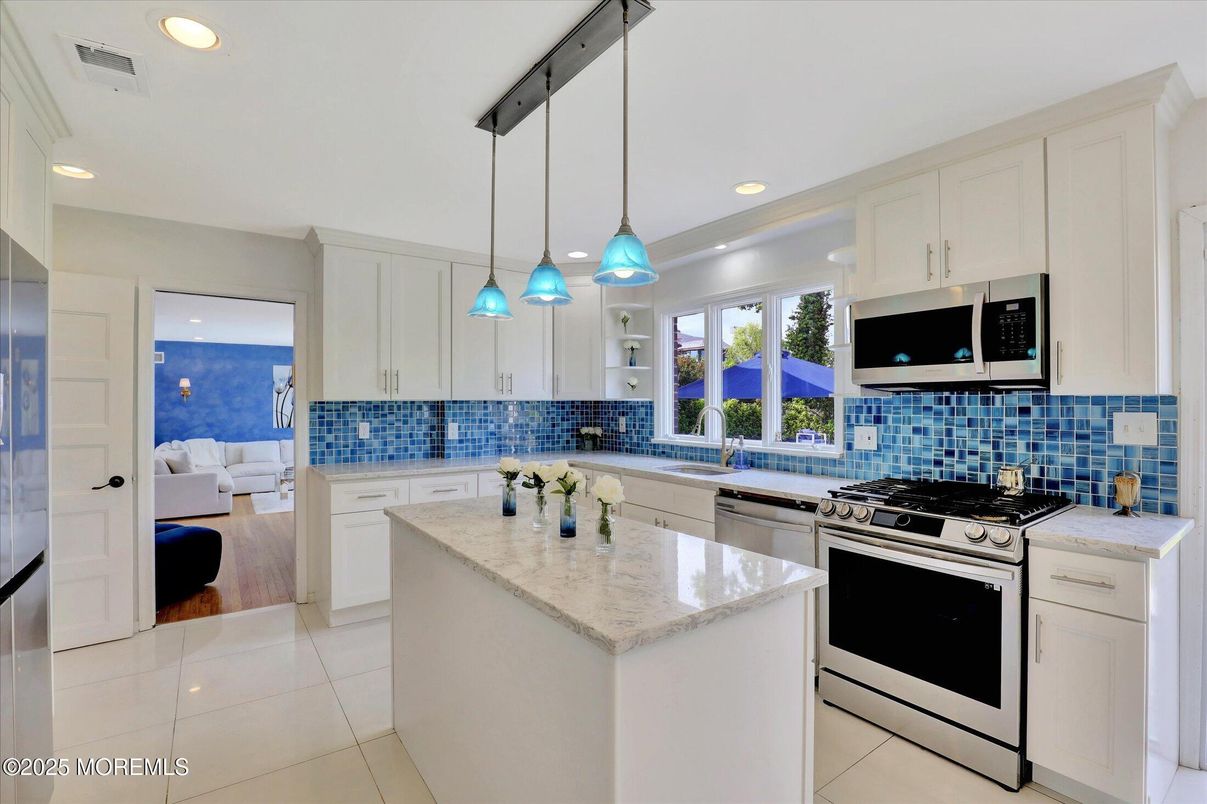 Interior, Kitchen, Living room, Pendant Lights, Recessed Lighting, Stainless Steel Appliances