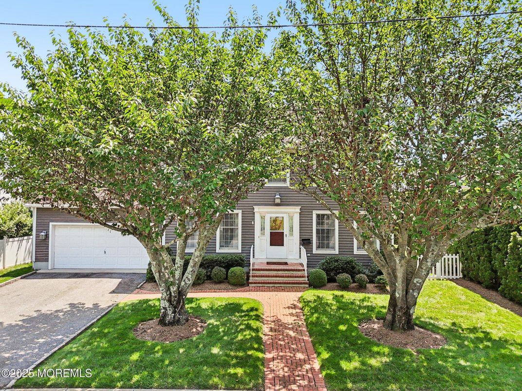 Attached, Exterior, Facade, None