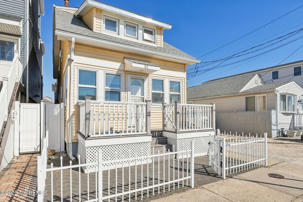 Exterior, Facade, American Foursquare