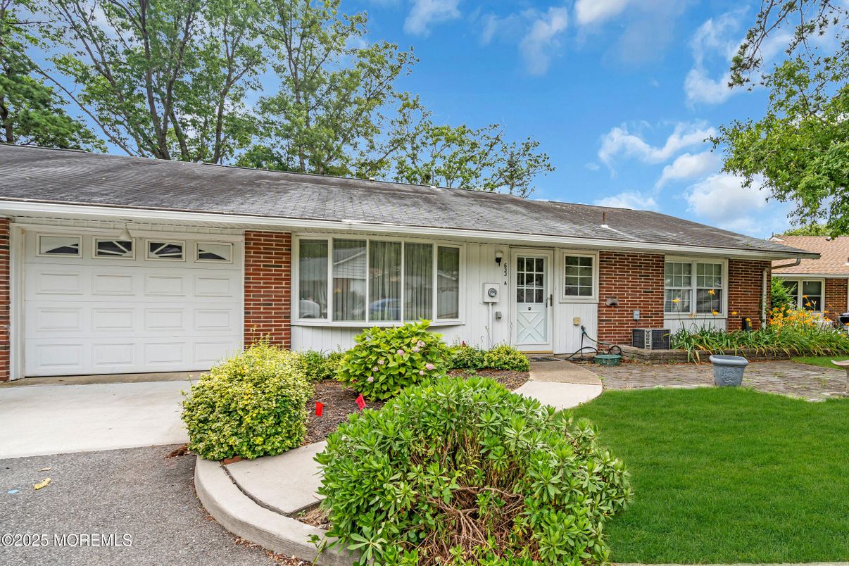 Attached, Exterior, Facade, Brick Facade, Ranch