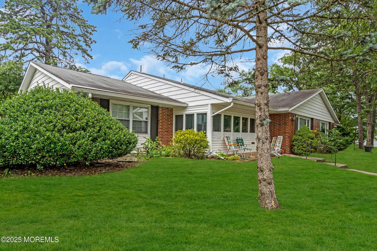 Exterior, Facade, Brick Facade, Ranch