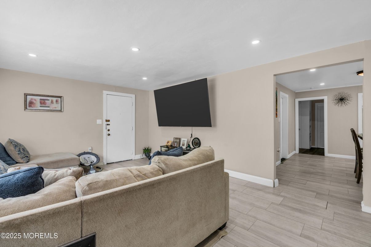 Interior, Living room, Recessed Lighting, Wood Texture Flooring