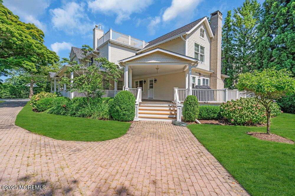 Exterior, Facade, Queen Anne Victorian