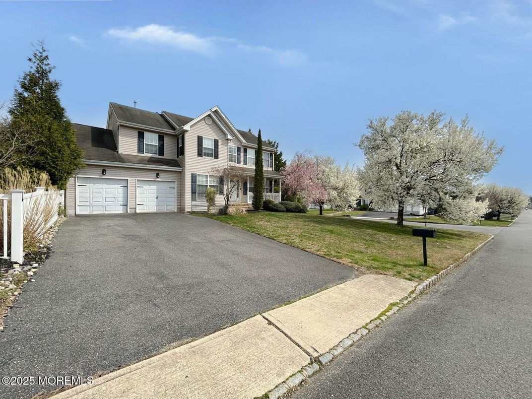 Attached, Exterior, Facade, Farmhouse