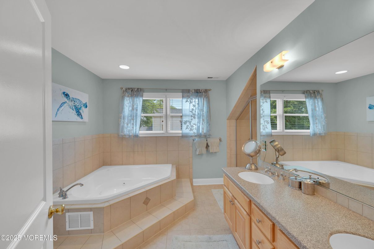 Bathroom, Dual Sink Vanities, Interior, Recessed Lighting