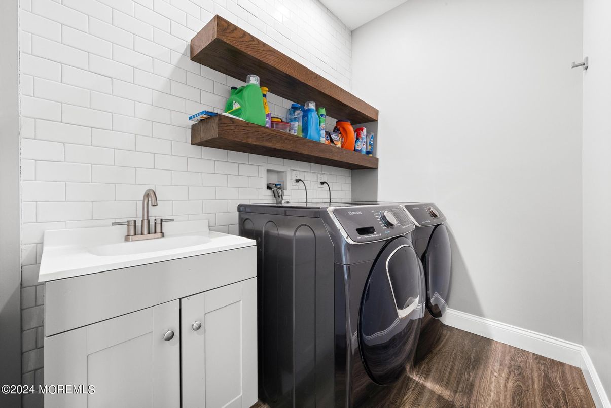 Interior, Washer, Wood Texture Flooring