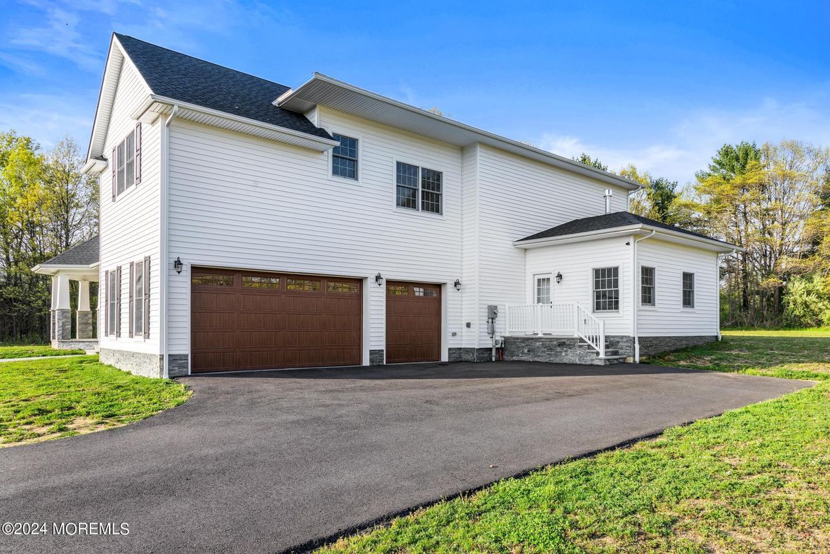 Attached, Exterior, Facade, Farmhouse