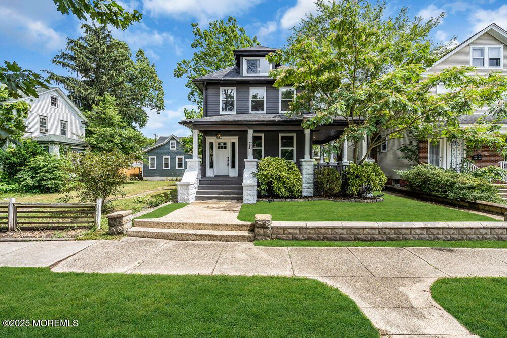 Exterior, Facade, American Foursquare