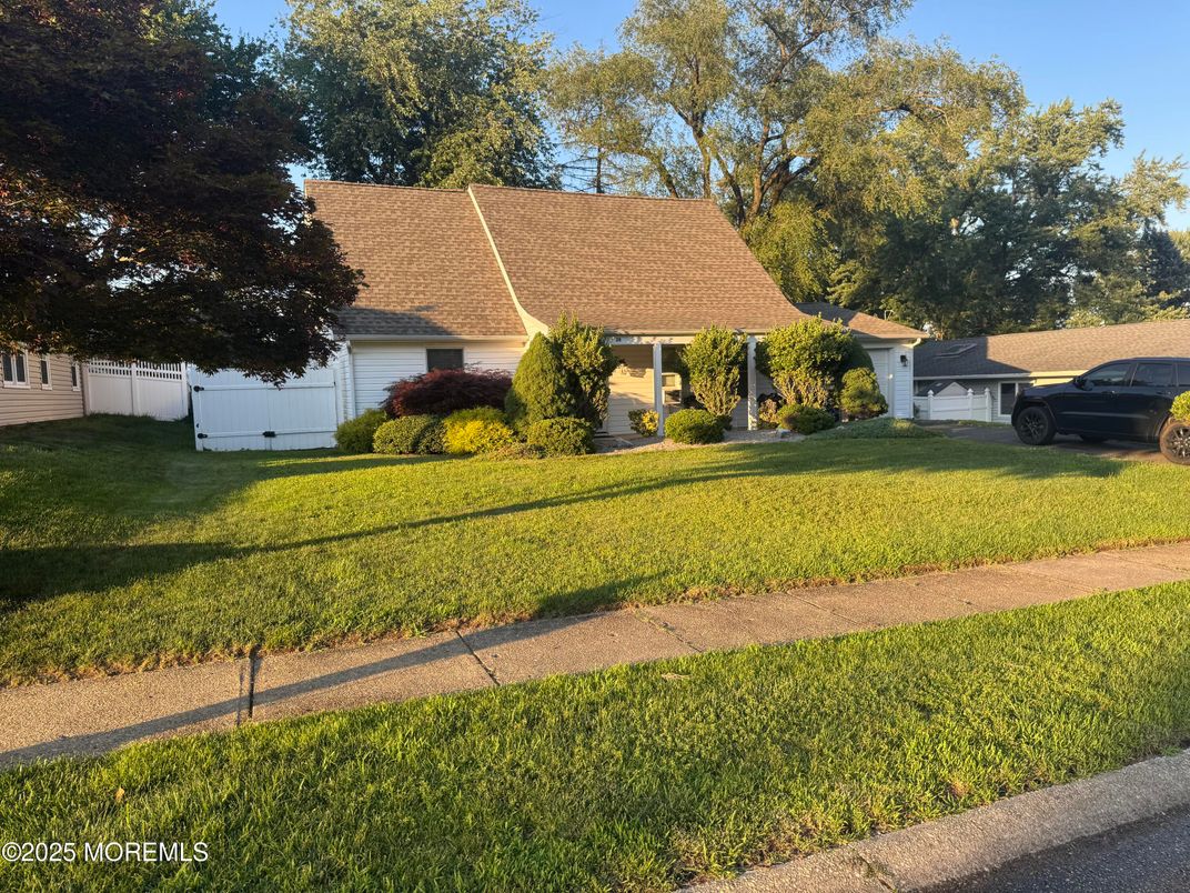 Attached, Exterior, Facade, Cape Cod
