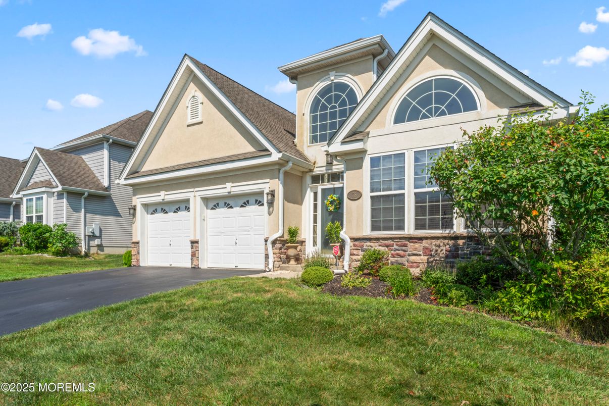Attached, Exterior, Facade, Queen Anne Victorian