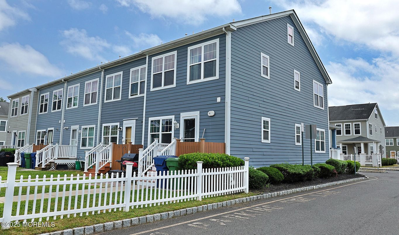 Exterior, Facade, Rowhouse