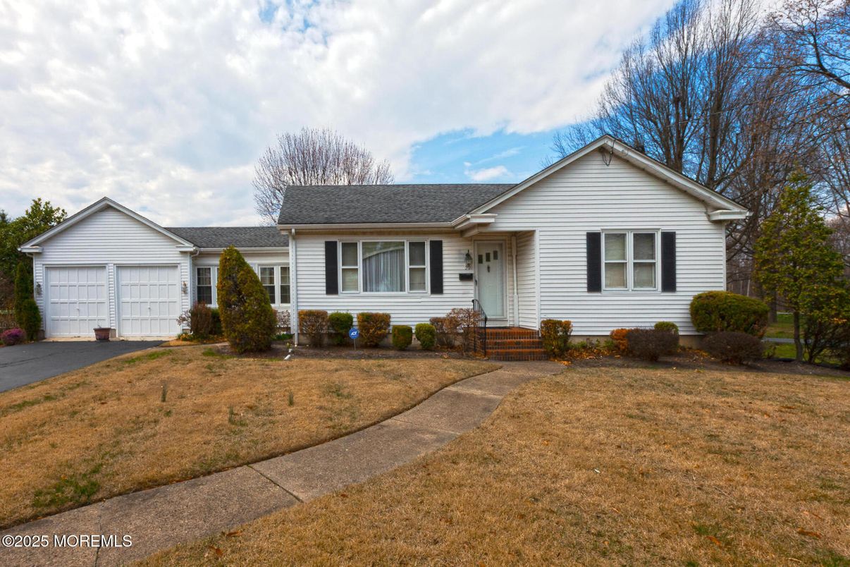 Attached, Exterior, Facade, Ranch