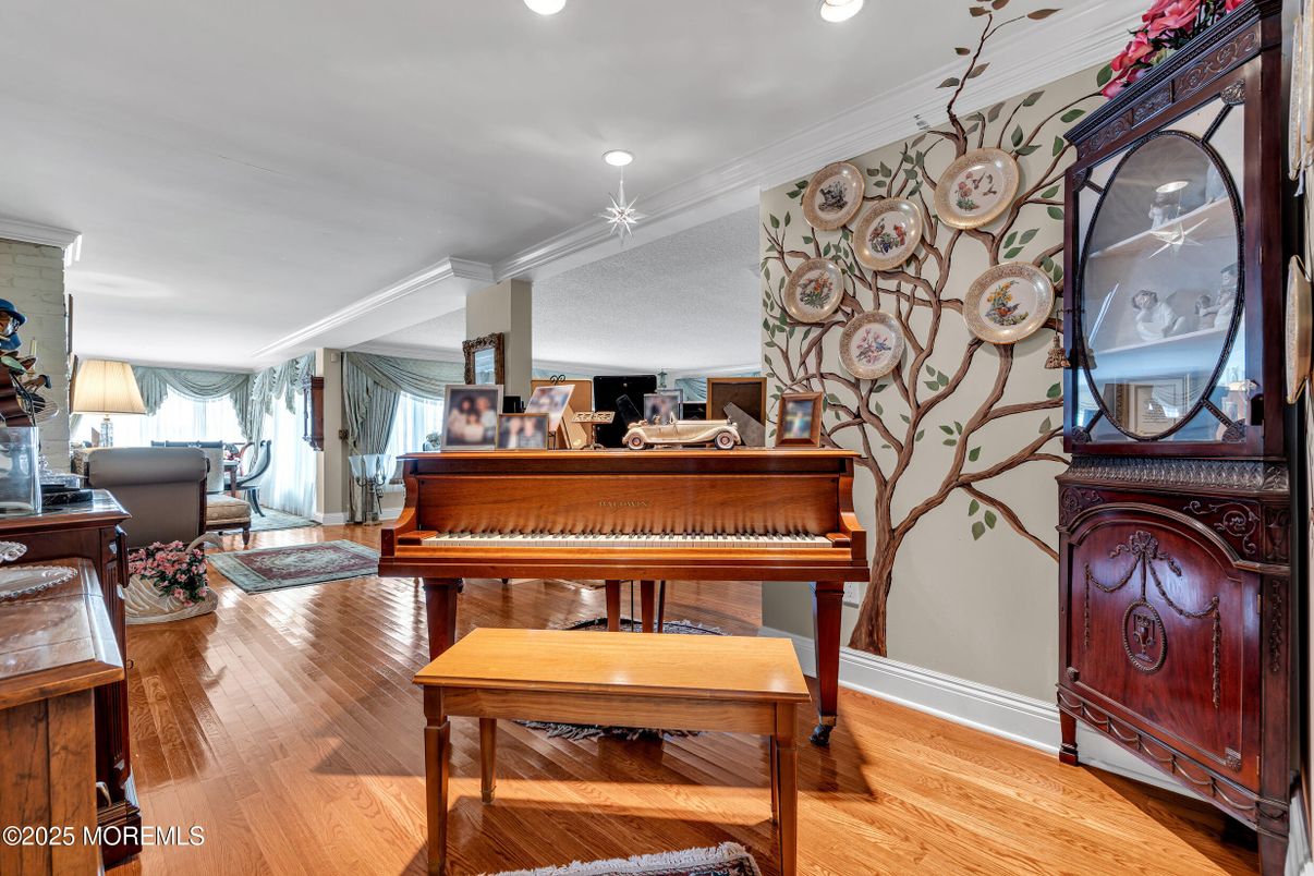 Interior, Piano, Recessed Lighting, Wood Texture Flooring