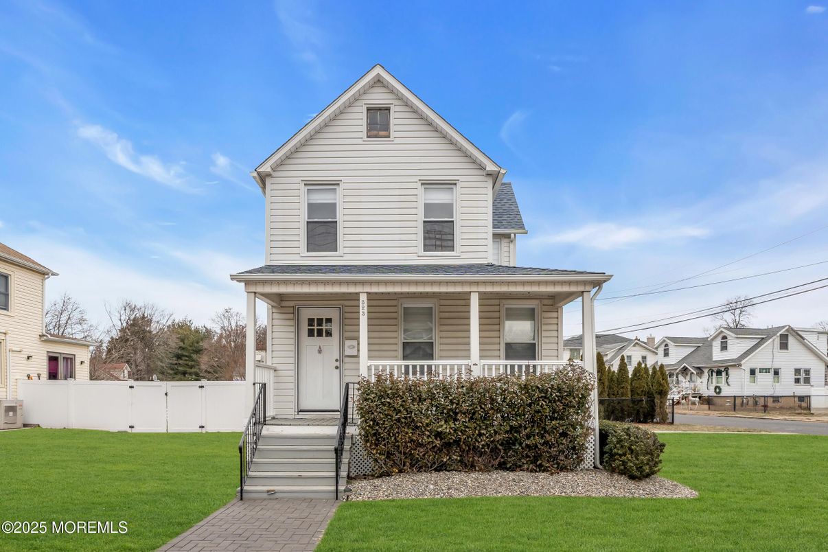 Exterior, Facade, Queen Anne Victorian