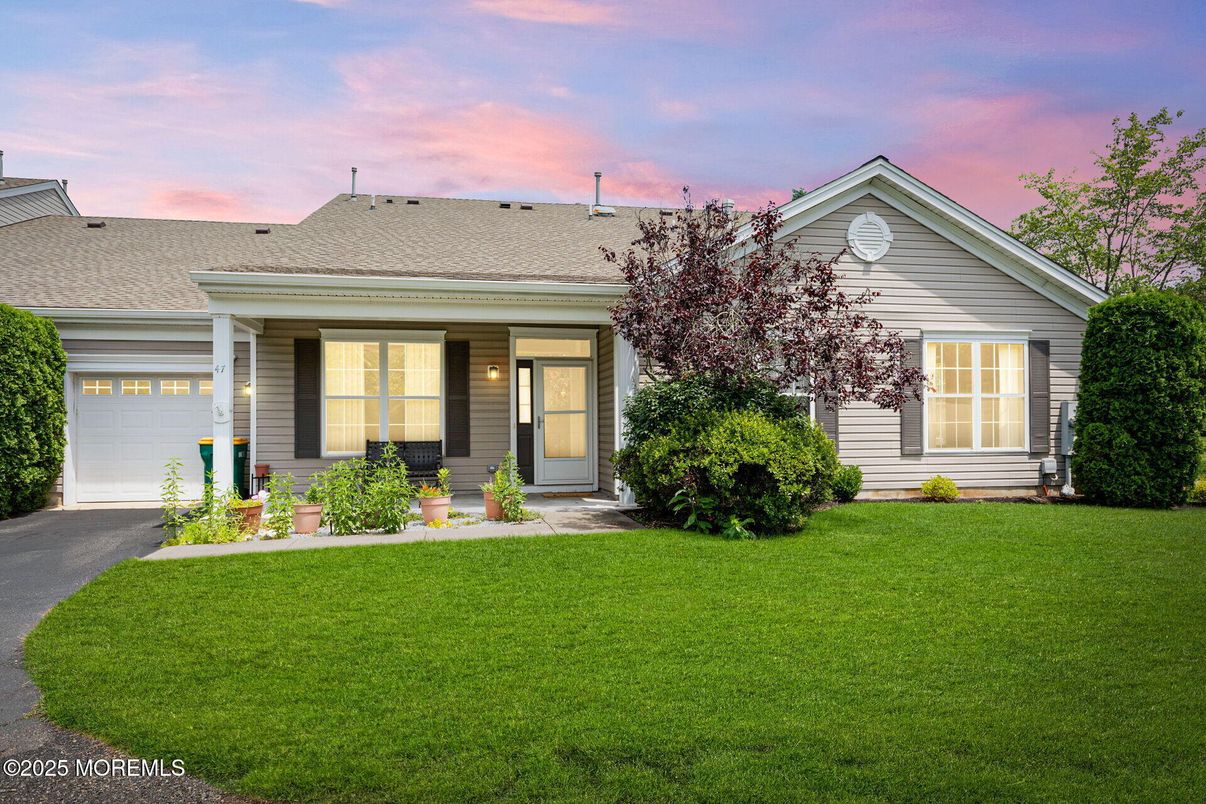 Attached, Exterior, Facade, Ranch