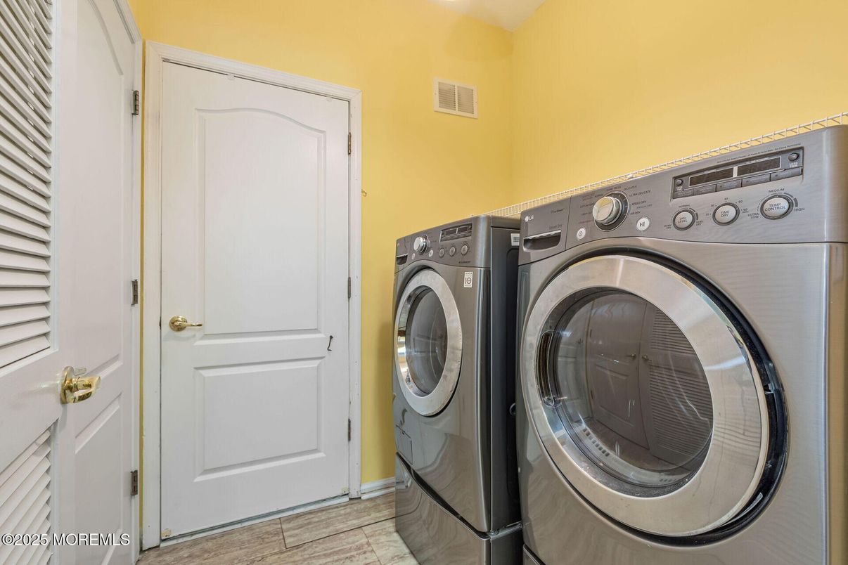 Interior, Utility Closets, Washer, Wood Texture Flooring