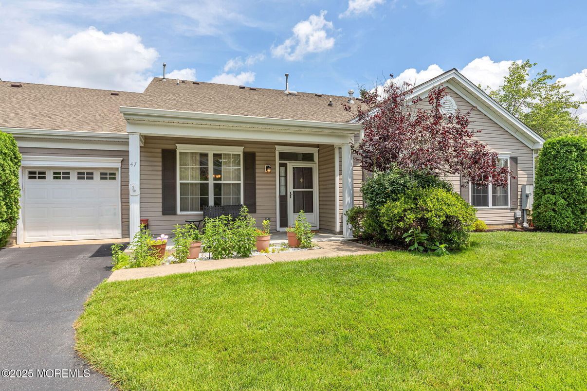 Attached, Exterior, Facade, Ranch