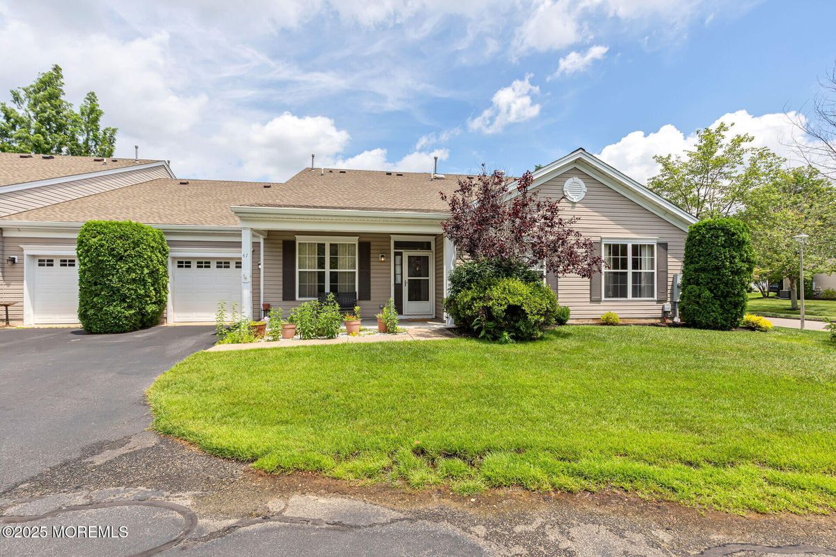 Attached, Exterior, Facade, Ranch