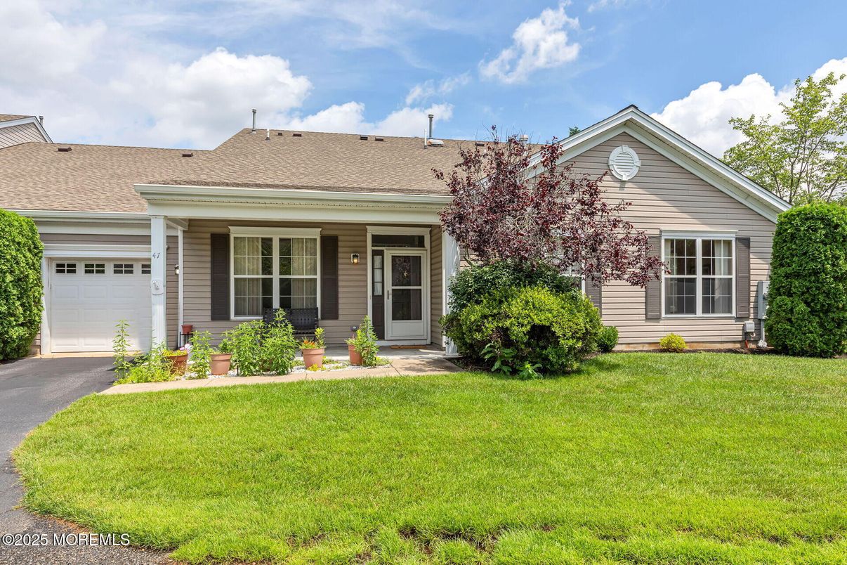 Attached, Exterior, Facade, Ranch