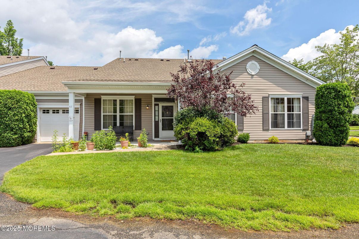 Attached, Exterior, Facade, Ranch