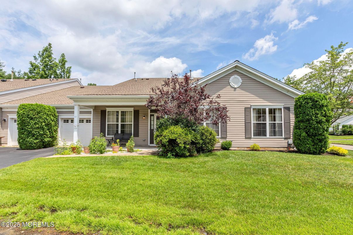 Attached, Exterior, Facade, Ranch