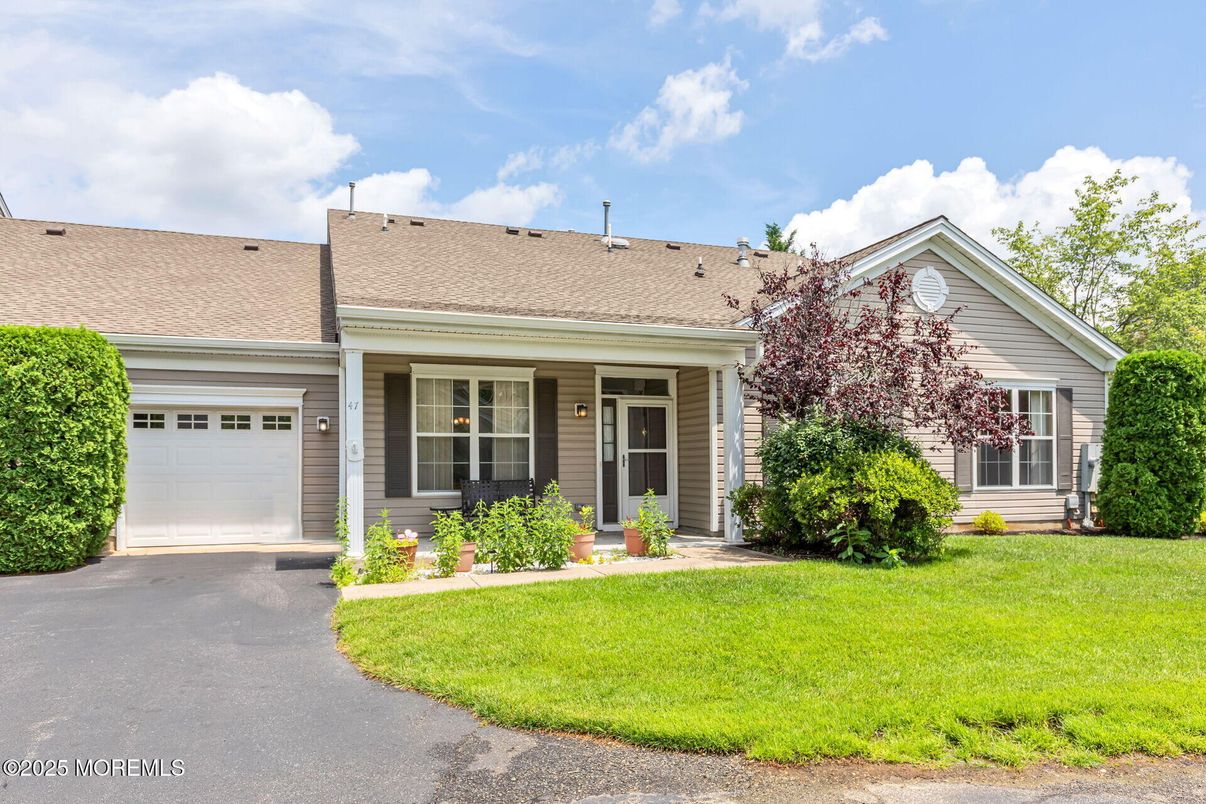 Attached, Exterior, Facade, Ranch