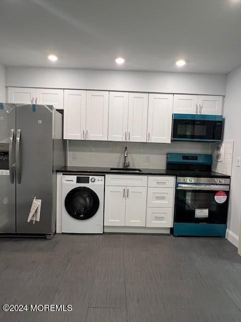 Interior, Kitchen, Recessed Lighting, Washer, Wood Texture Flooring