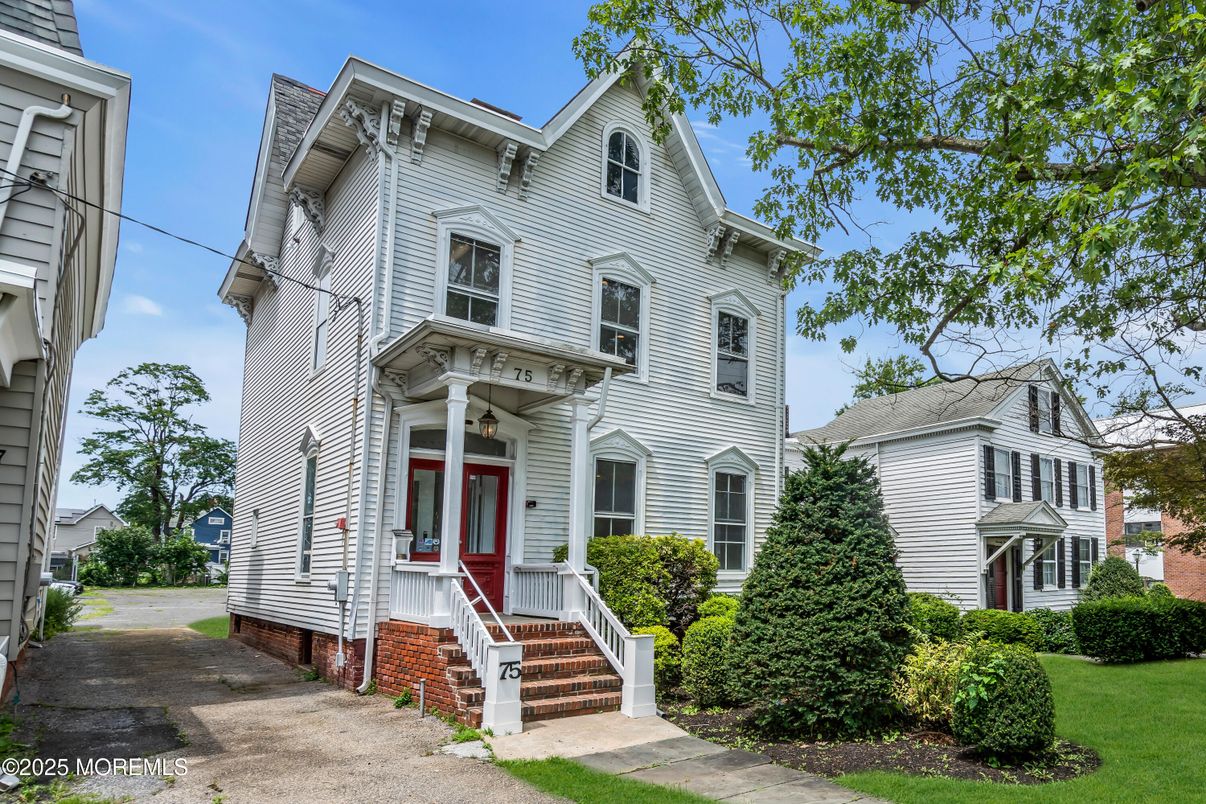Exterior, Facade, Queen Anne Victorian