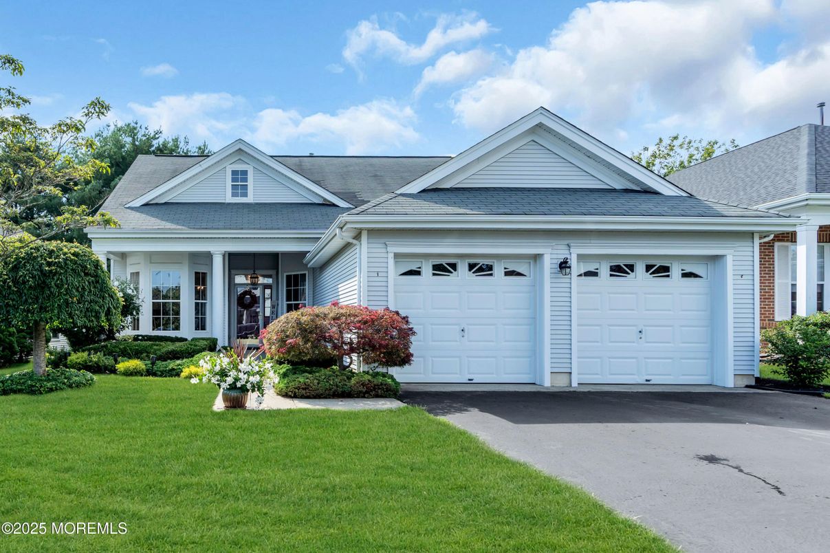 Attached, Exterior, Facade, Ranch