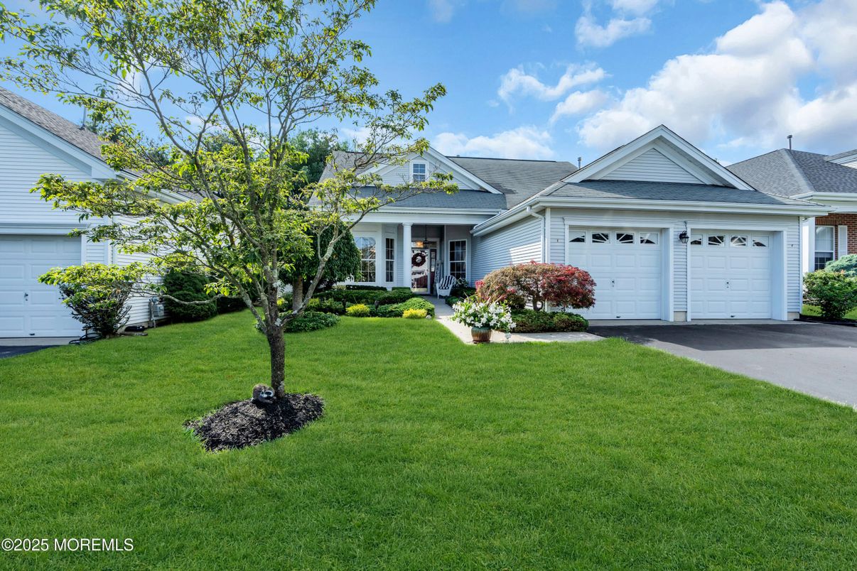 Attached, Exterior, Facade, Ranch