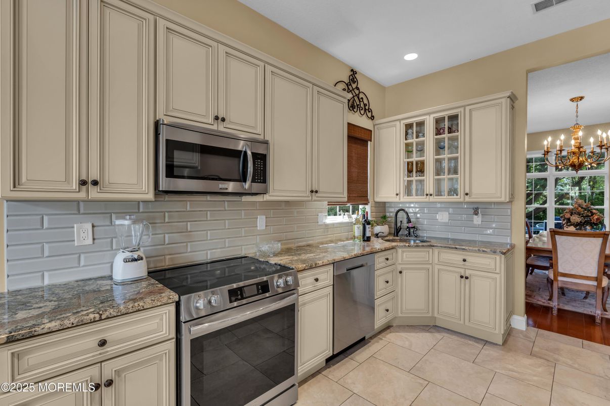 Chandelier, Dining room, Interior, Kitchen, Recessed Lighting, Stainless Steel Appliances