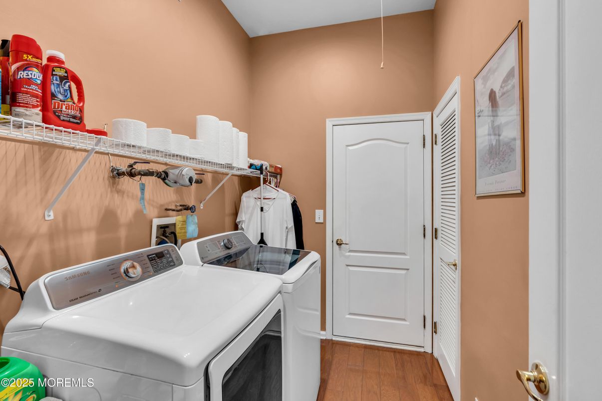 Interior, Washer, Wood Texture Flooring