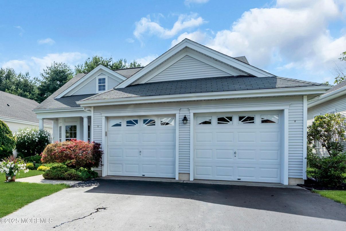 Attached, Exterior, Facade, American Craftsman